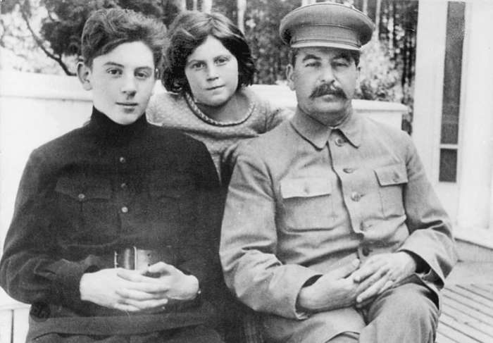 Загадочная судьба потомков Сталина: что стало с его детьми?