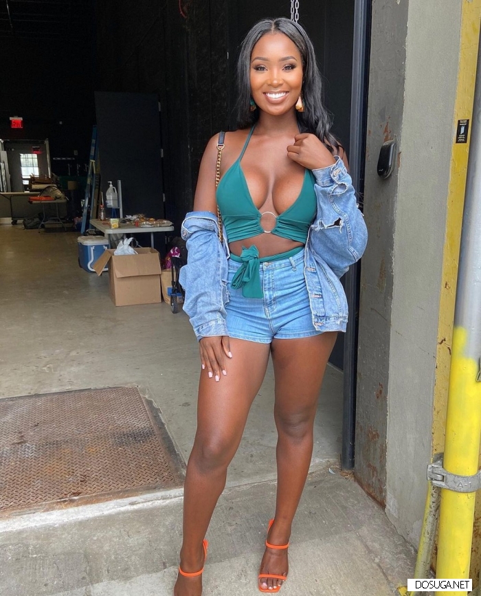 Симпатичная девушка красиво улыбается