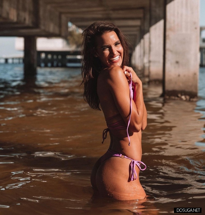 Симпатичная девушка красиво улыбается