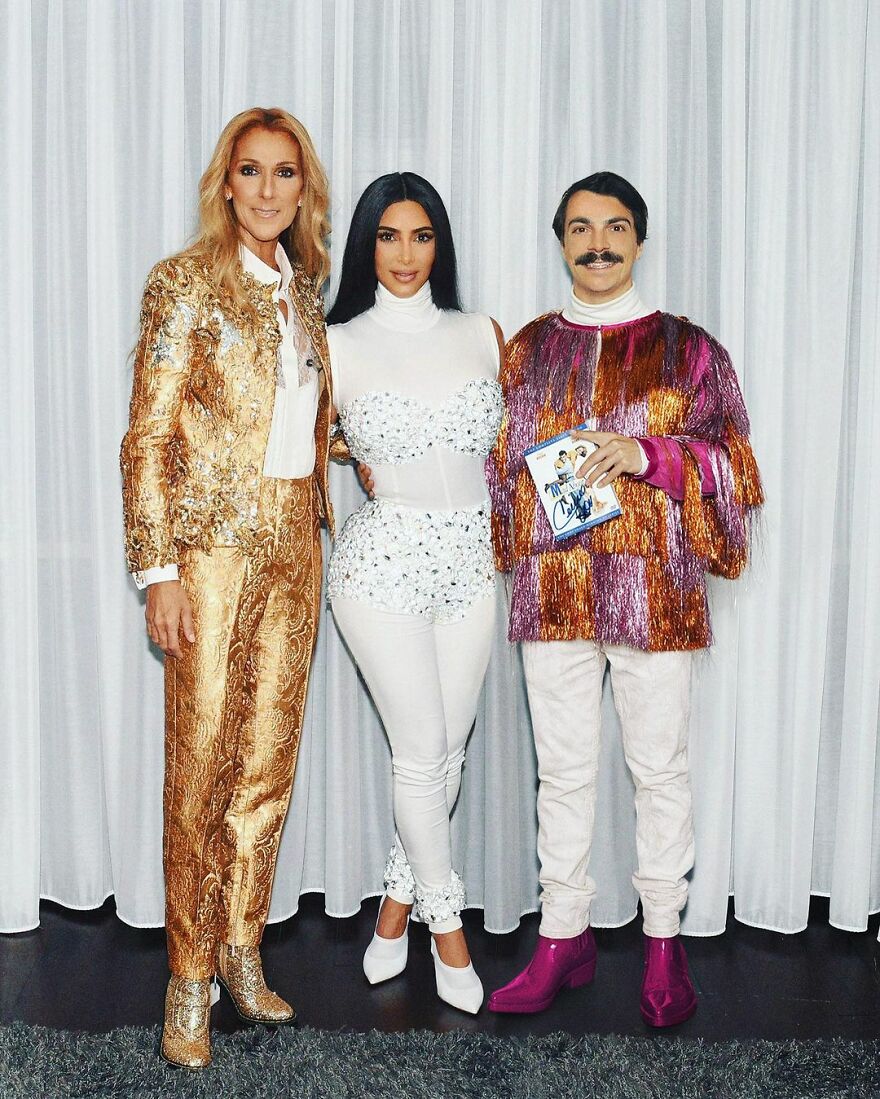 Мужчина забавно подставляет себя на фото семьи Кардашьян