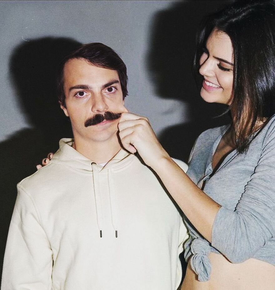 Мужчина забавно подставляет себя на фото семьи Кардашьян