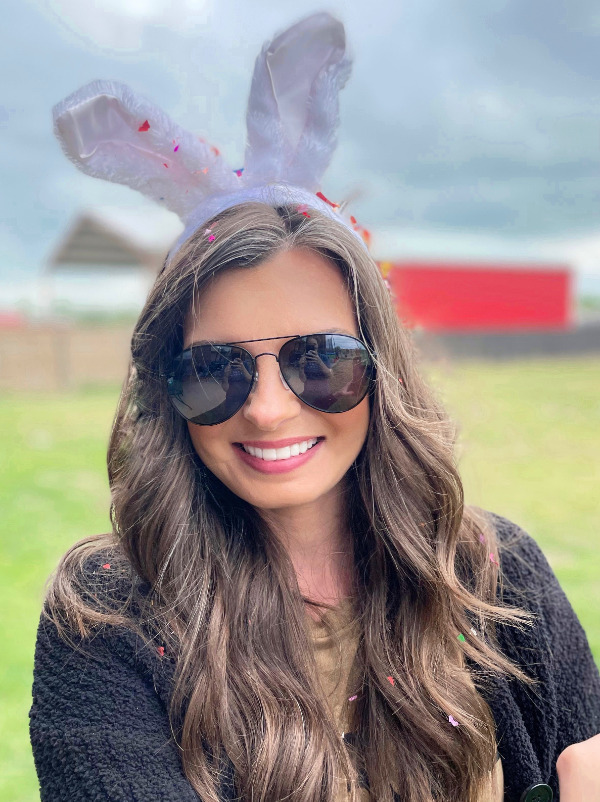 девушка пасхальный кролик