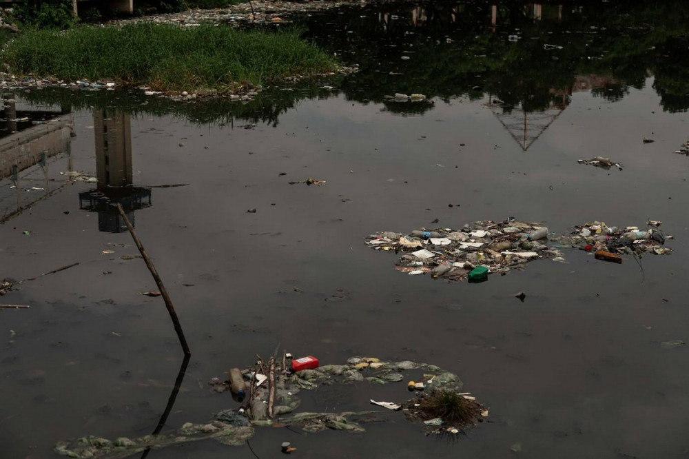 Ужасные фото озера Маракайбо покрытое пластиком и отходами