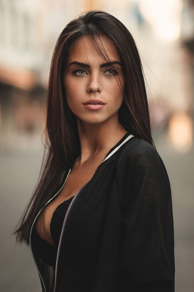 Красивая девушка брюнетка на аватар и обои