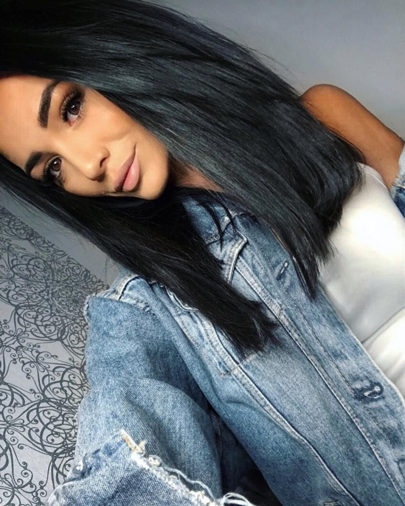 Красивая девушка брюнетка на аватар и обои