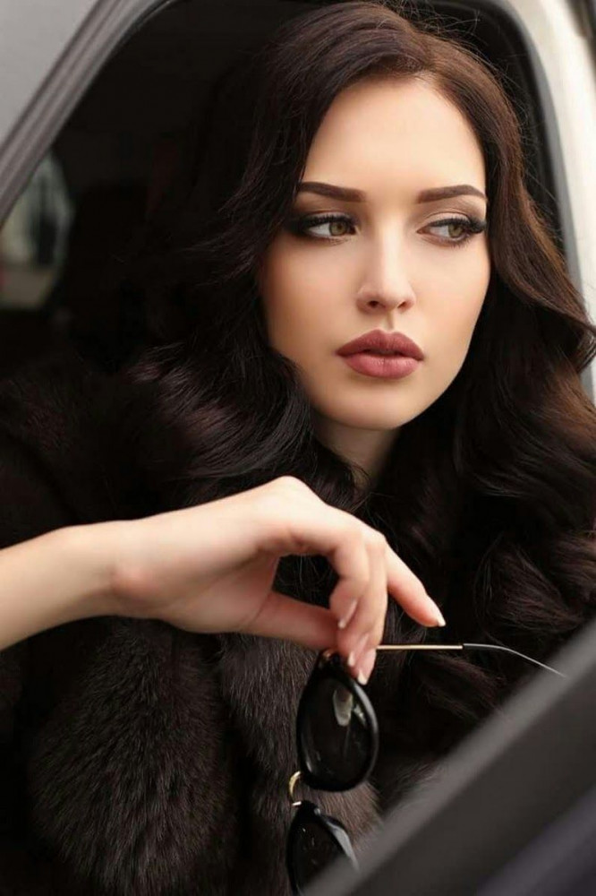 Красивая девушка брюнетка на аватар и обои