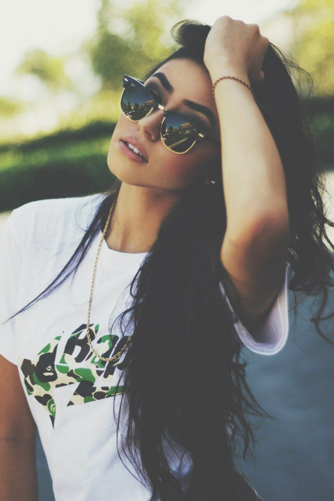 Красивая девушка брюнетка на аватар и обои