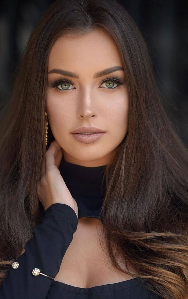 Красивая девушка брюнетка на аватар и обои