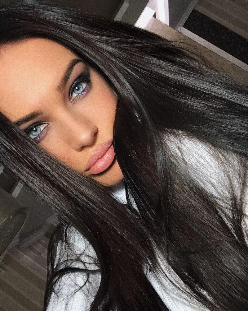 Красивая девушка брюнетка на аватар и обои