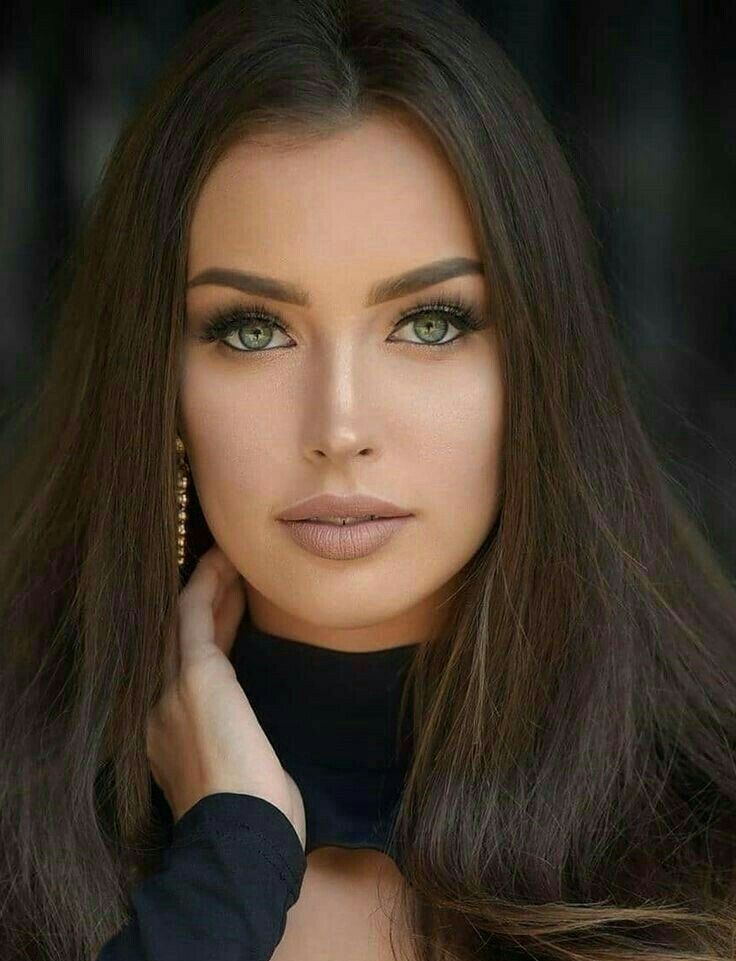 Красивая девушка брюнетка на аватар и обои