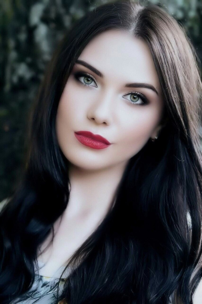 Красивая девушка брюнетка на аватар и обои