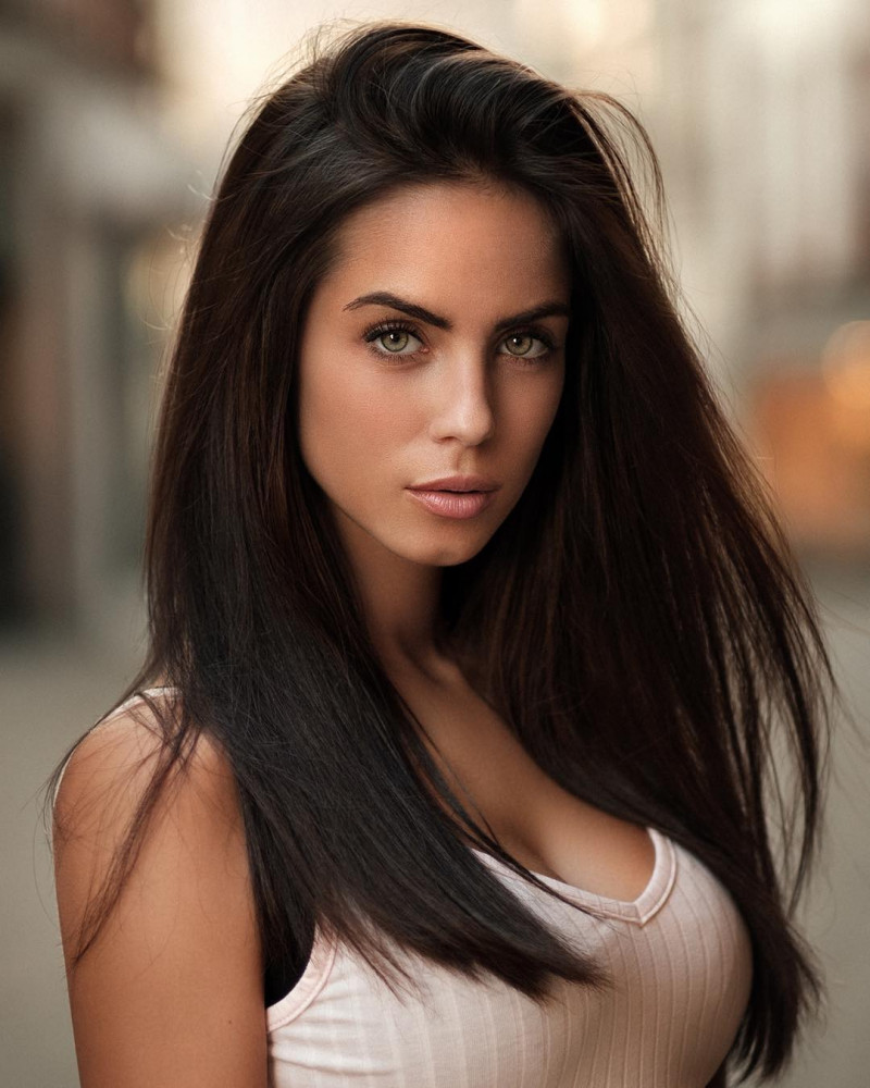 Красивая девушка брюнетка на аватар и обои