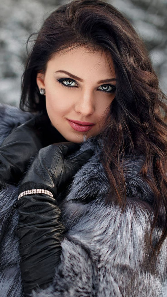 Красивая девушка брюнетка на аватар и обои