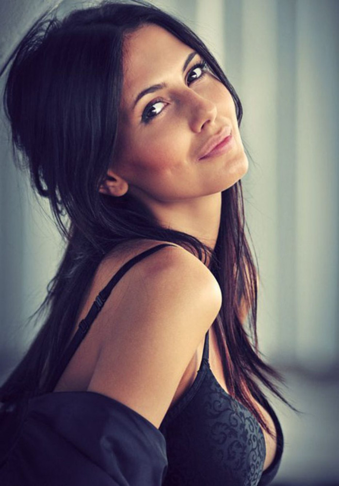 Красивая девушка брюнетка на аватар и обои