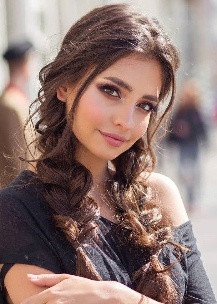 Красивая девушка брюнетка на аватар и обои