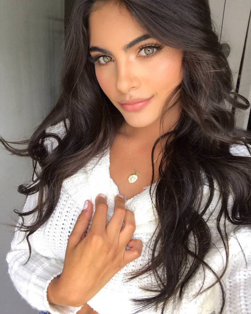 Красивая девушка брюнетка на аватар и обои