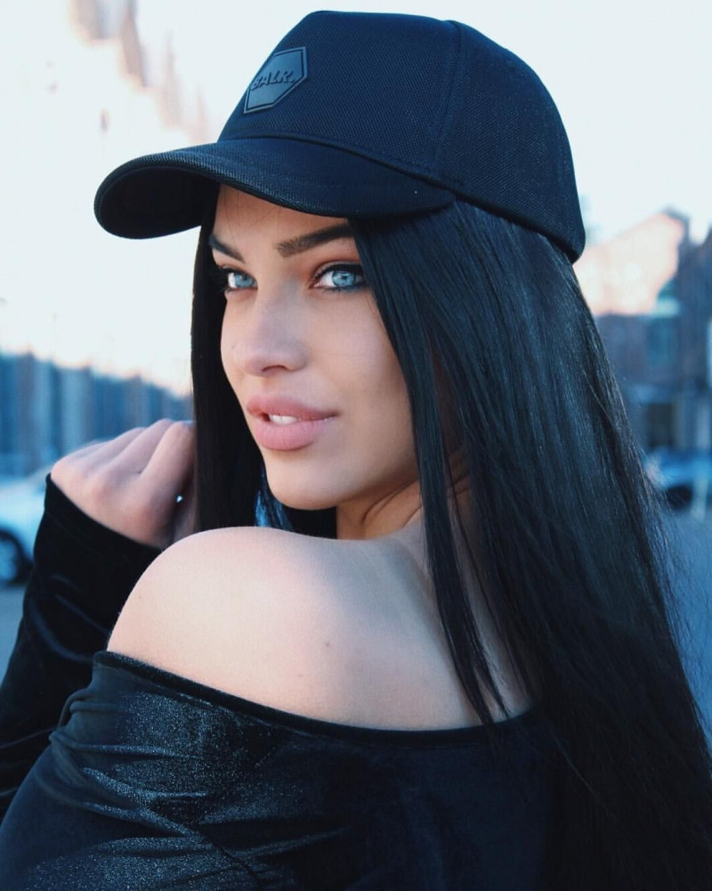 Красивая девушка брюнетка на аватар и обои