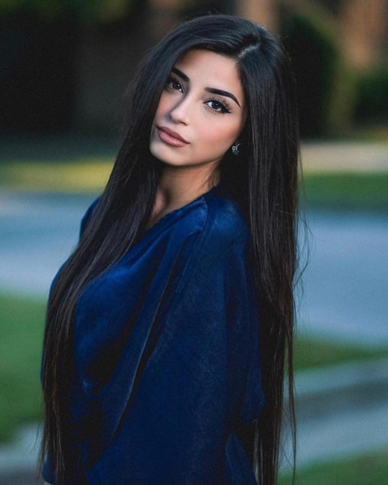 Красивая девушка брюнетка на аватар и обои