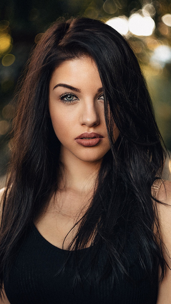 Красивая девушка брюнетка на аватар и обои