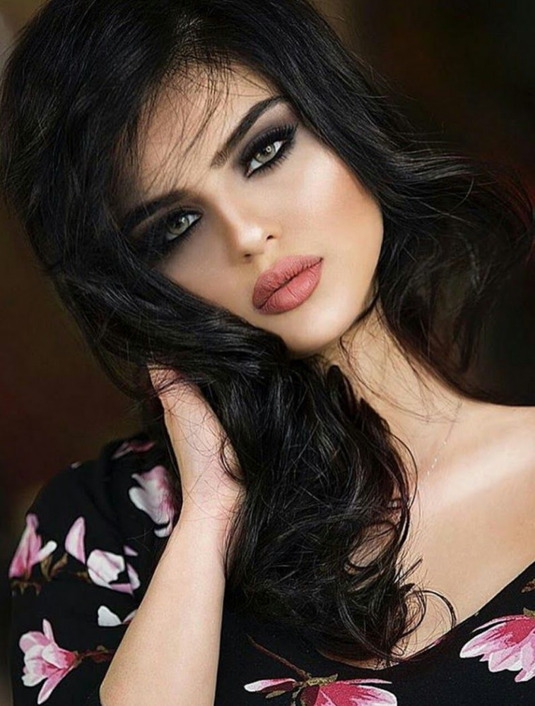 Красивая девушка брюнетка на аватар и обои