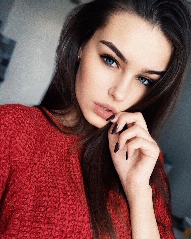 Красивая девушка брюнетка на аватар и обои