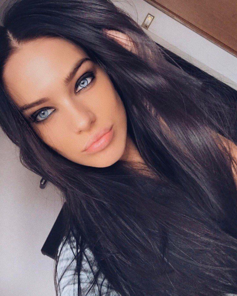 Красивая девушка брюнетка на аватар и обои