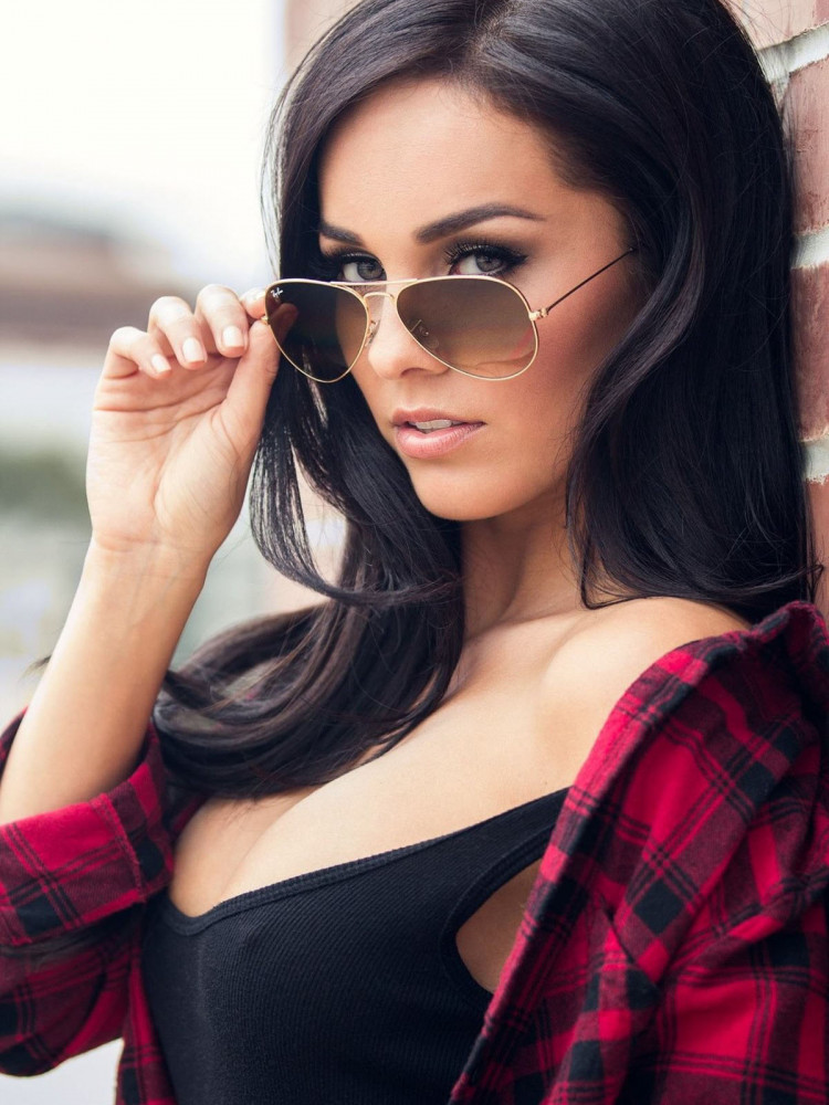 Красивая девушка брюнетка на аватар и обои