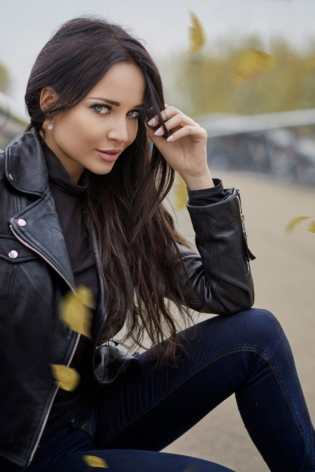 Красивая девушка брюнетка на аватар и обои