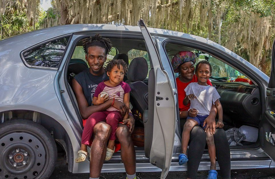 Тысяча БОМЖей у ворот Диснея в США