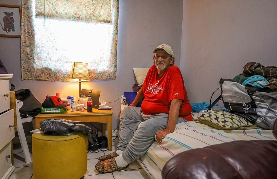 Тысяча БОМЖей у ворот Диснея в США