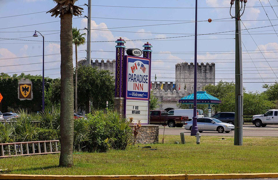 Тысяча БОМЖей у ворот Диснея в США