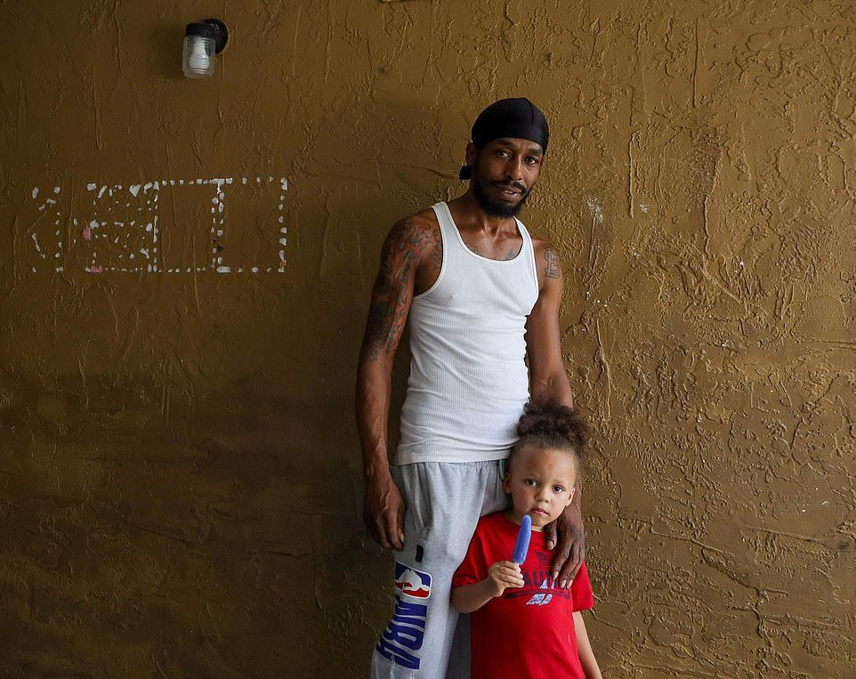 Тысяча БОМЖей у ворот Диснея в США