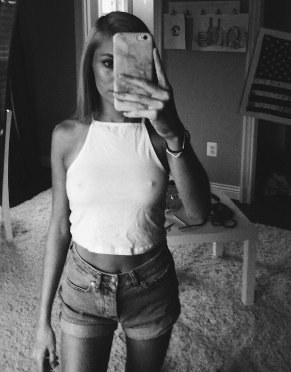 Девушка без лифчика