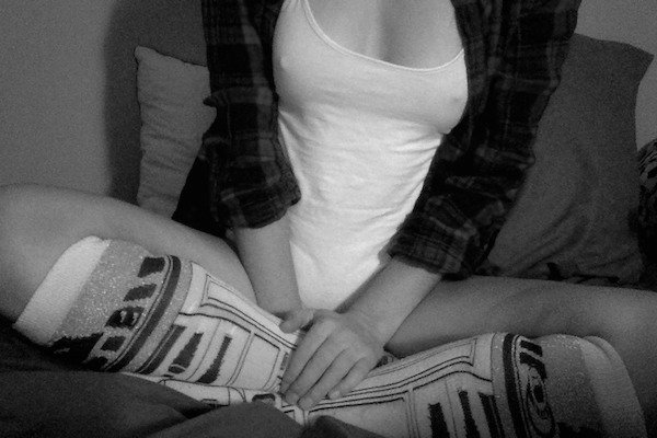 Девушка без лифчика