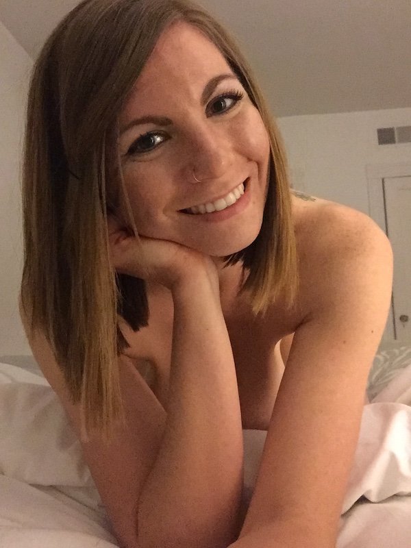 Девушка без лифчика