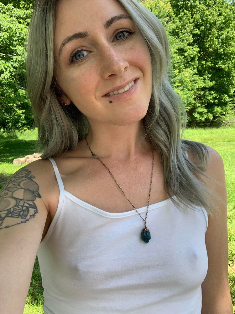 девушка с виснушками