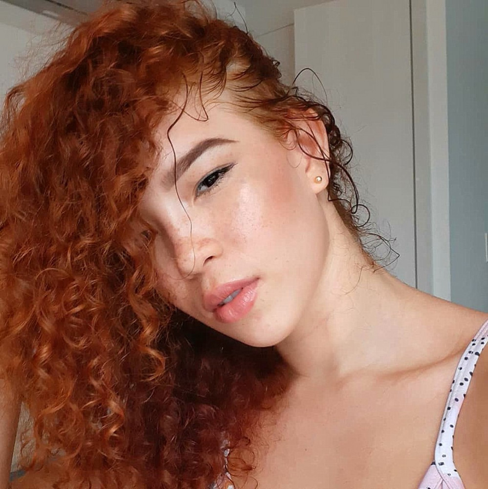 девушка с виснушками