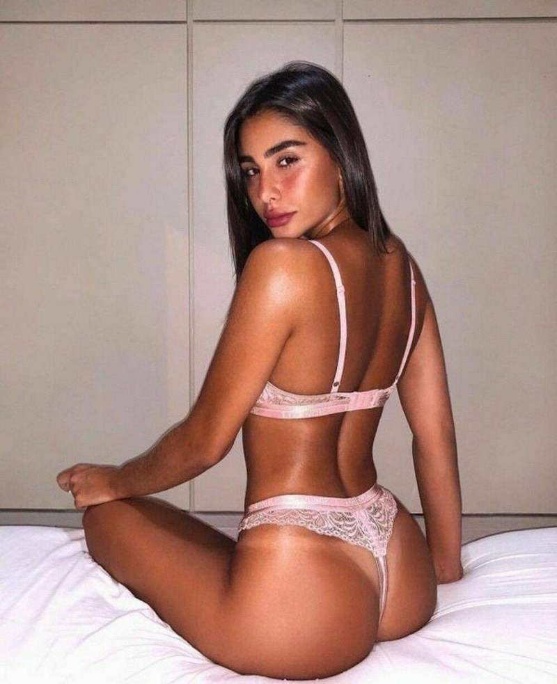 Девушка с полосками без загара