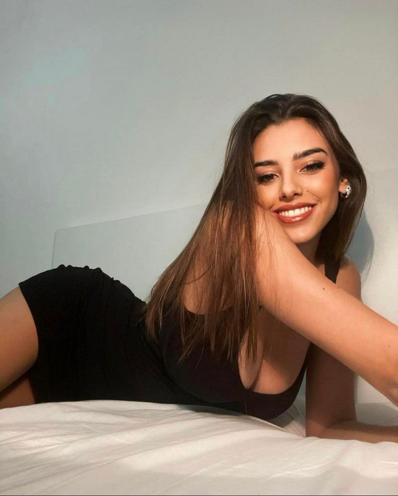 Девушка красиво прогибает спину