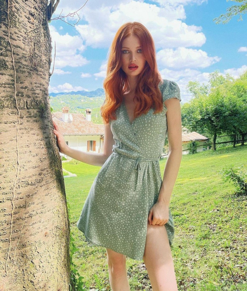 Девушки в платье