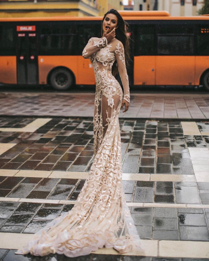 Девушка в прозрачном