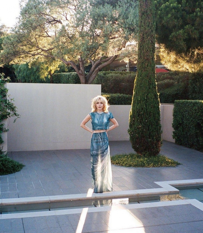 Девушка в прозрачном