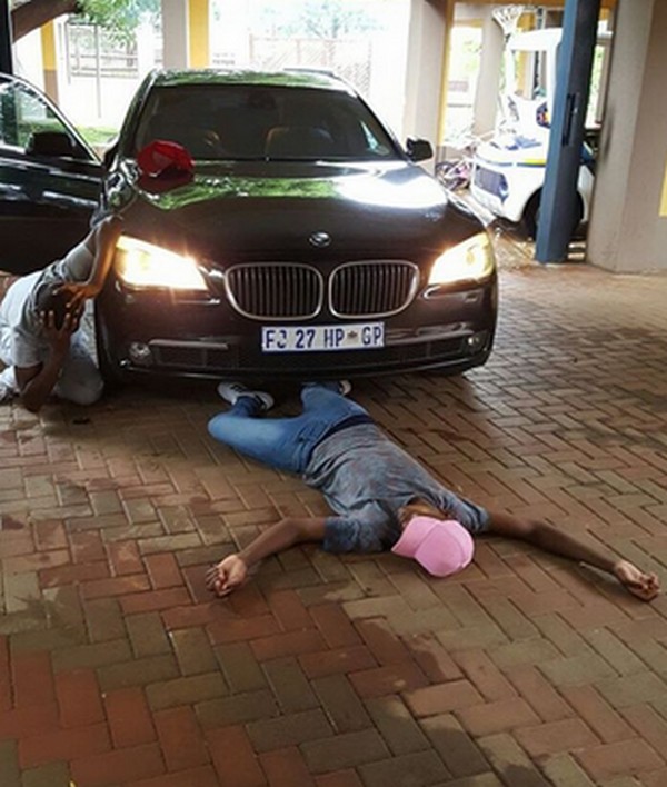 Они притворяются мертвыми - Странный тренд у Африканцев