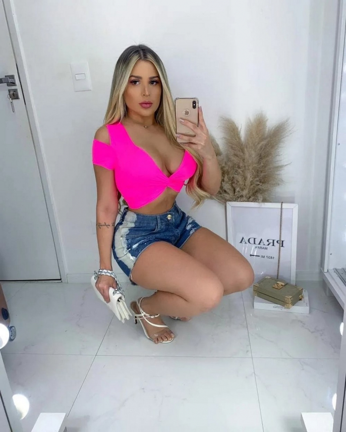 Красотки в обтягивающих Джинсах и Шортах