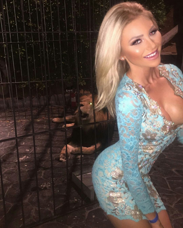 Девушка в платье в обтяжку