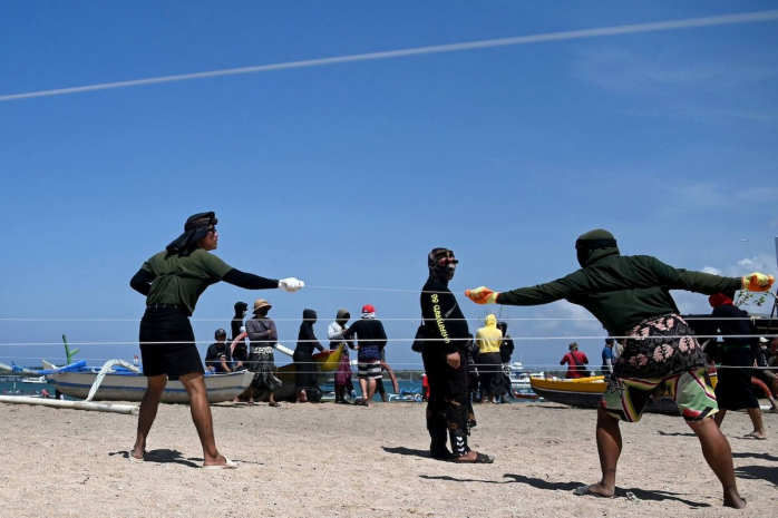 Пляж Мертасари, расположенный на острове Бали, был выбран для празднования Фестиваля воздушных змеев, на котором присутствовало множество любителей полетать над волнами.