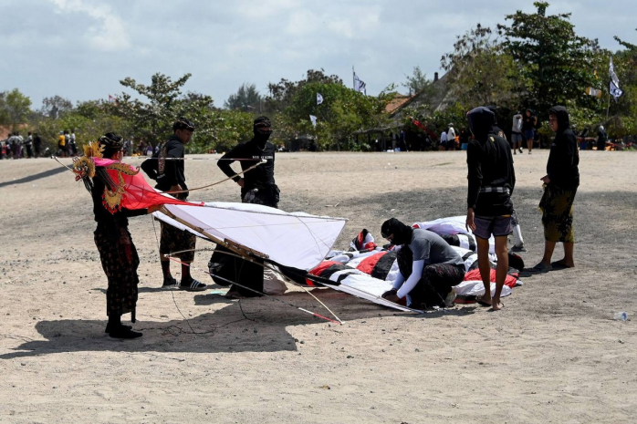Пляж Мертасари, расположенный на острове Бали, был выбран для празднования Фестиваля воздушных змеев, на котором присутствовало множество любителей полетать над волнами.