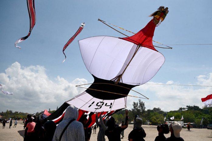 Пляж Мертасари, расположенный на острове Бали, был выбран для празднования Фестиваля воздушных змеев, на котором присутствовало множество любителей полетать над волнами.