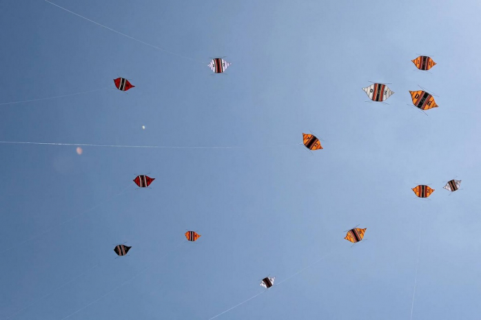 Пляж Мертасари, расположенный на острове Бали, был выбран для празднования Фестиваля воздушных змеев, на котором присутствовало множество любителей полетать над волнами.