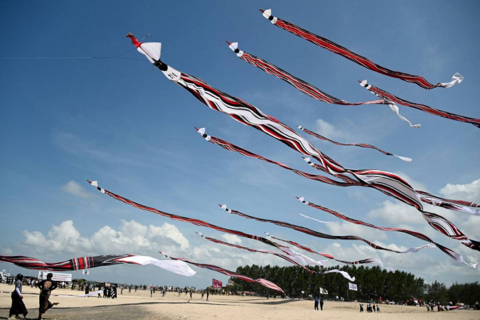 Пляж Мертасари, расположенный на острове Бали, был выбран для празднования Фестиваля воздушных змеев, на котором присутствовало множество любителей полетать над волнами.